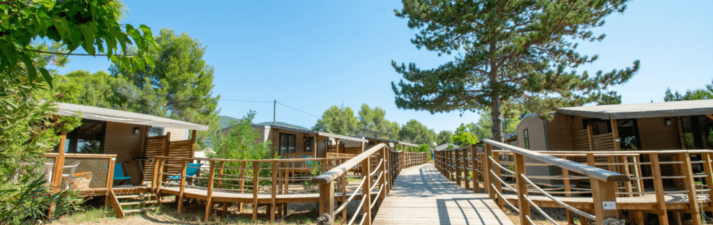 Campasun : Mobil Homes Et Chalets Du Camping Les Hautes Prairies à Lourmarin Dans Le Luberon